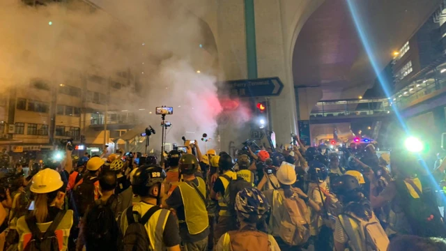 上环示威现场，警方仍在加速推进，现场一片骚动。