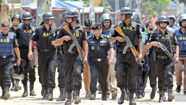 অভিযান প্রত্যক্ষ করতে ঘটনাস্থলে হাজির হন র‍্যাব প্রধান বেনজির আহমেদও।