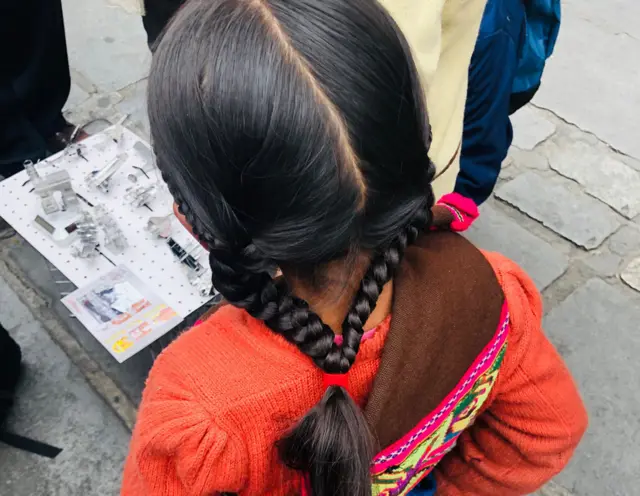 Niña con atuendo andino.