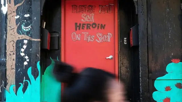 لافتة في جزيرة ستاتن تطالب بعدم بيع الهيروين أمام الباب