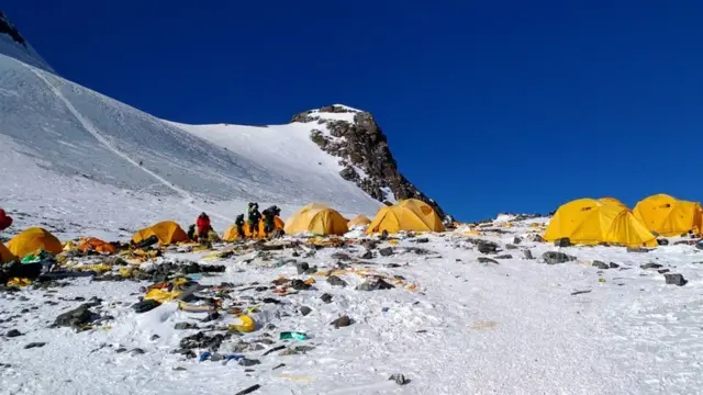 कैंप 4 पर पड़ी हुई गंदगी