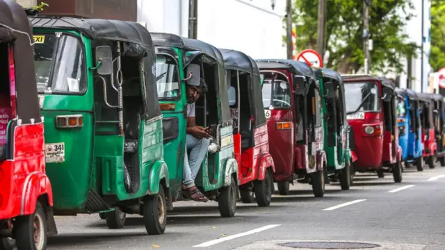 பெட்ரோலுக்காக காத்திருக்கும் வாகனங்கள்