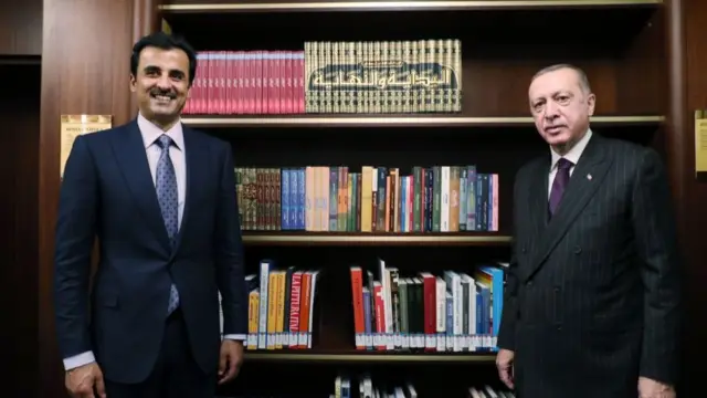 গত নভেম্বরে আঙ্কারা সফরে কাতারের আমির শেখ তামিম বিন হামাদ আল থানি এবং তুরস্কের প্রেসিডেন্ট এরদোয়ান। সৌদি অবরোধে কাতার গত তিন বছরে তুরস্ক ও ইরানের ঘনিষ্ঠ হয়েছে