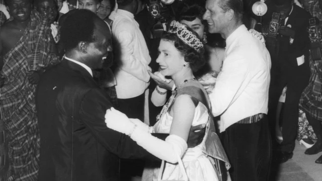 Ọbabìnrin Elizabeth II ń bá Ààrẹ Kwame Nkrumah jó