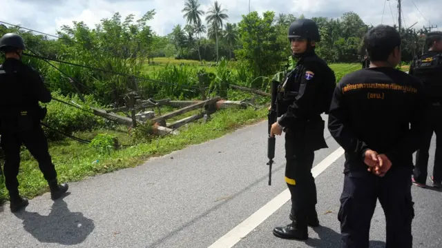 เสาไฟฟ้าที่พังเสียหายในนราธิวาส