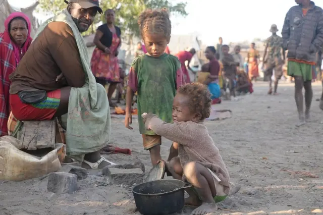 Un homme surveillant ses enfants