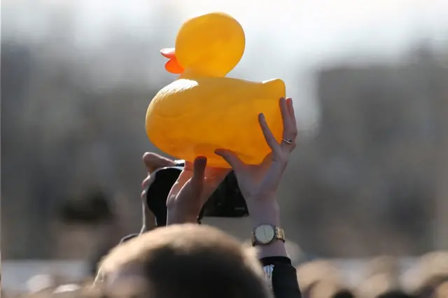 ภาพเป็ดยางได้ปรากฏในพื้นที่ภาพข่าวอีกครั้งที่กรุงมอสโกของรัสเซีย