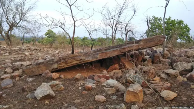कोरंबी (ता. नागभीड, जि. चंद्रपूर) येथील शिलापेटिका शीर्षप्रस्तर