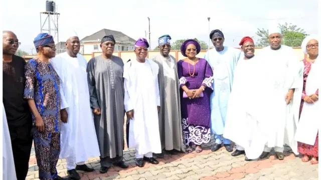 An eekan ilu n ya fọto pẹ́lu Oyetọla