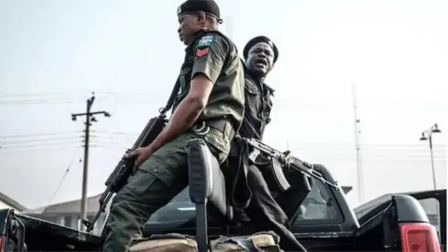 Awọn ọlọpaa meji lori ọkọ