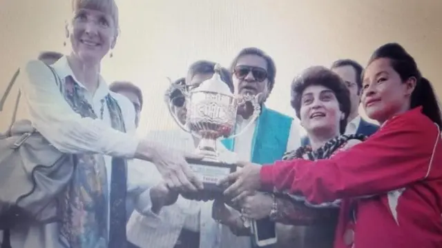 युवा शाहिदा रज़ा ट्रॉफ़ी लेते हुए