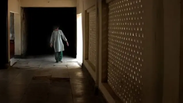 ਤੁਰੀ ਜਾ ਰਹੀ ਔਰਤ