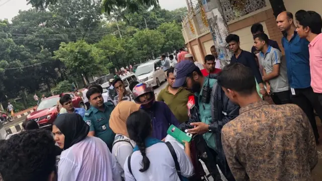 Estudiantes y policía en Daca.