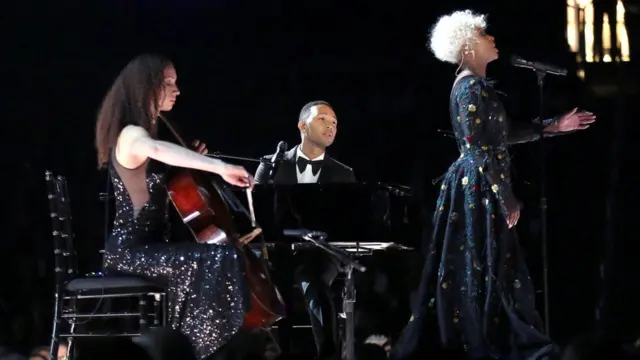 Синтия Эриво (справа) и Джон Ледженд исполняют God Only Knows