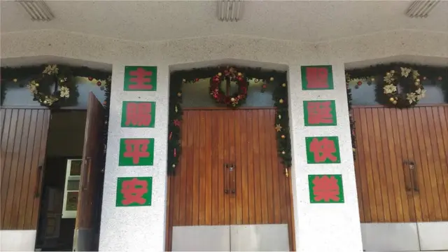 天主教教堂張燈結彩凖備迎接聖誕節的來臨。