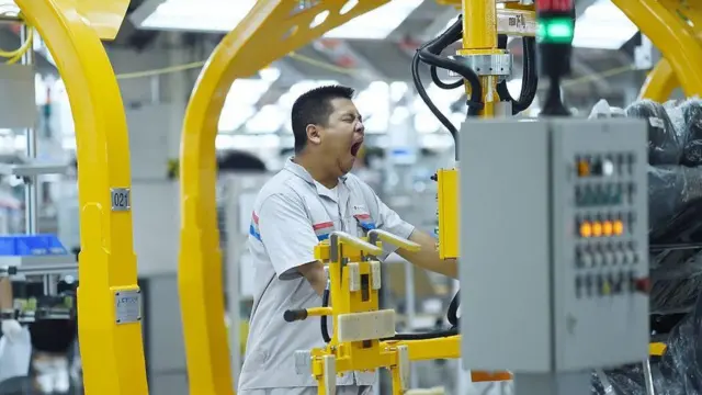 Зевающий рабочий