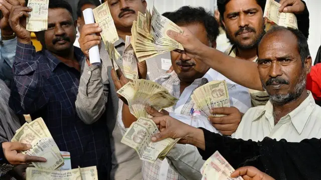 500ની નોટ લઇને ઊભેલા લોકો