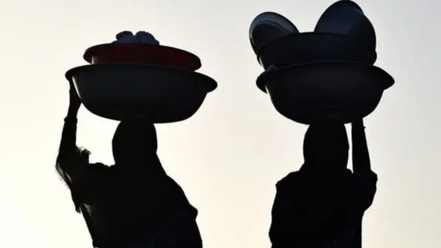 ਔਰਤਾਂ ਦੀ ਤਸਵੀਰ ਜਿਨ੍ਹਾਂ ਦੇ ਸਿਰ ਤੇ ਕੁਝ ਚੁੱਕਿਆ ਹੋਇਆ ਹੈ ਪਰ ਚਿਹਰੇ ਨਜ਼ਰ ਨਹੀਂ ਆਉਂਦੇ।