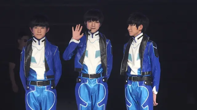 টিএফ-বয়েস ব্যান্ড - চীনের সাংহাইতে ৪ঠা অগাস্ট ২০১৪ এক বাণিজ্যিক অনুষ্ঠানে