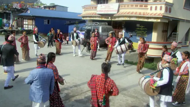 ताप्लेजुङको सदरमुकाम फुङ्लिङमा देउसी भैलीका रुपमा च्याब्रुङ नाच्दै लिम्बू समुदायका कलाकार।