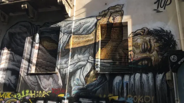 Des graffitis recouvrent une maison dans le centre d'Exarchia.