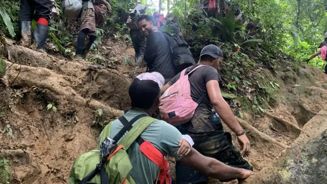 La familia de Sun en otro tramo del Darién