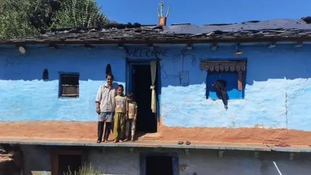 Caption- பரத்பூர் கிராமத்தில் எஞ்சியிருக்கும் கடைசி குடும்பம். படத்தில் யசோதா தேவியின் மருமகள் சரிதா செளந்தரியால் மற்றும் அவரது குழந்தைகள்