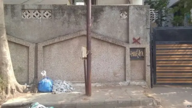 ਗੁਜਰਾਤ ਵਿੱਚ ਲੱਗੇ ਘਰਾਂ ਬਾਹਰ ਕਾਟੇ ਦੇ ਨਿਸ਼ਾਨ