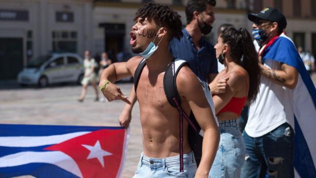 Homem protesta na Plaza de la Constitución em Habana, Cuba.