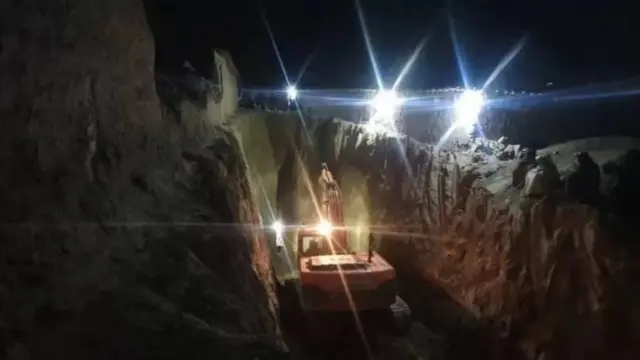 Хлопчик застряг у вузькій частині 25-метрового колодязя