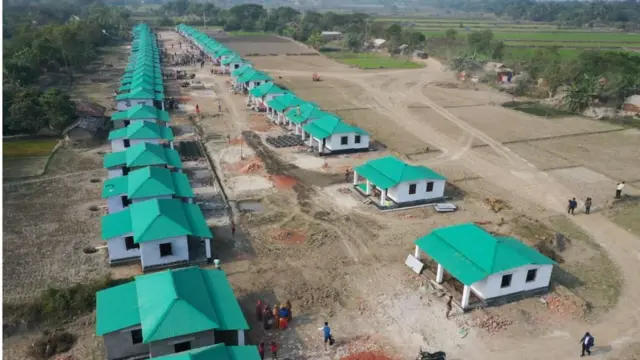 Vyazma shahrining yosh yalangoch qizlari