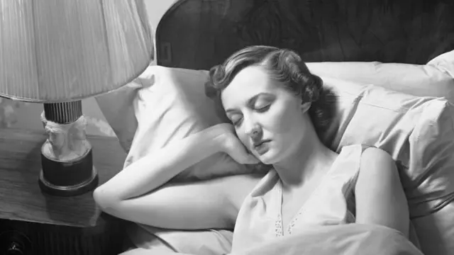 ઊંઘતી મહિલા