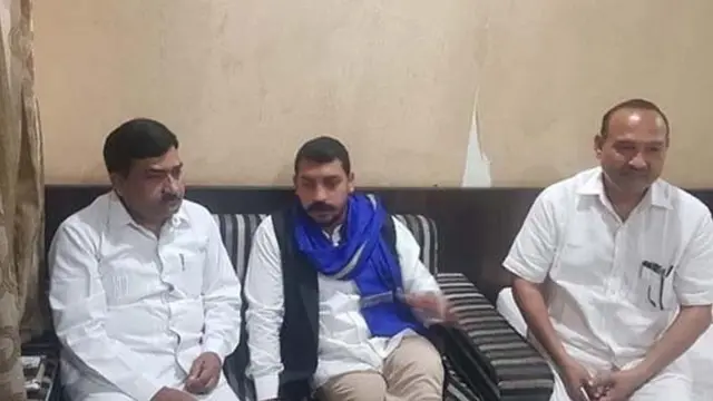 सुनील चित्तौड़, चंद्रशेखर आज़ाद रावण के साथ (पूरी बांहे का शर्ट पहने हुए हैं सुनील चित्तौड़)