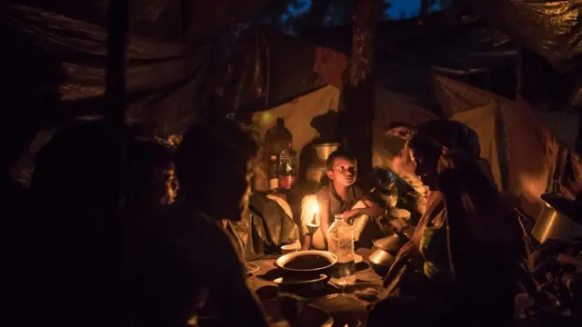 உயிரைக்காக்க வங்கதேசத்துக்கு தப்பியோடும் ரோஹிஞ்சாக்களின் எண்ணிக்கை 3 லட்சத்தை நோக்கி...