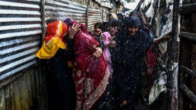 নতুন বউকে বরণ করে নেওয়া হচ্ছে, ঢাকা