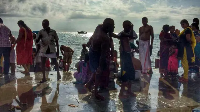 రామేశ్వరంలో ''పవిత్ర స్నానాలు''