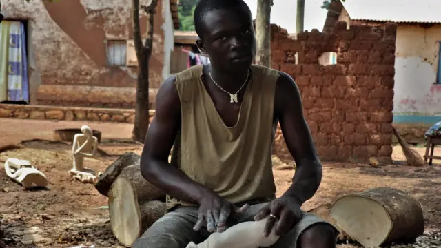 Un jeune artisan de Bangui.