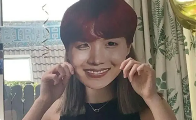 케언스는 BTS 멤버의 얼굴로 만든 가면을 쓰고 자신의 생일 파티를 즐기기도 했다