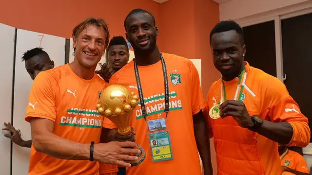Hervé Renard et Yaya Touré lors du dernier match de football de la Coupe d'Afrique des Nations 2015, Côte d'Ivoire
