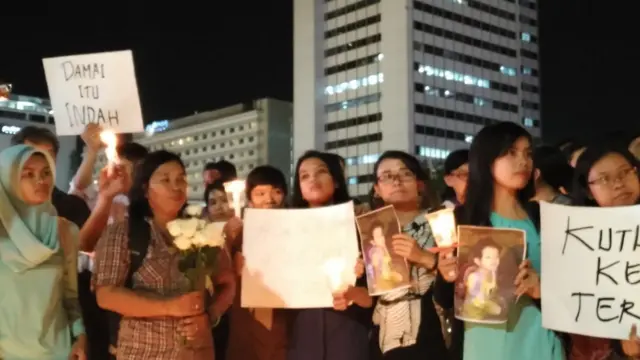 Aksi menyalakan lilin