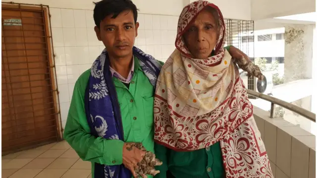 মা আমেনা বিবির সঙ্গে আবুল বাজানদার।