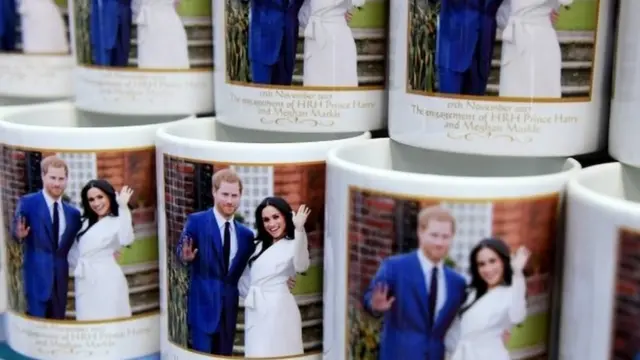Tazas con fotos de Harry y Meghan.