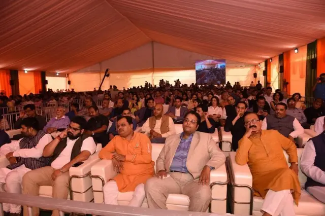 દિવાળી મંગળ મિલનમાં નેતાઓના સંબોધનને સાંભળતા લોકો અને પત્રકારો અને નેતાઓ