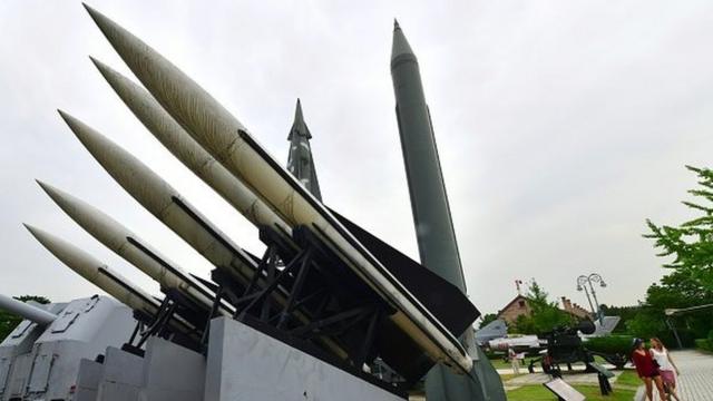 首爾韓戰紀念館內參觀者在朝鮮飛毛腿B型導彈（中後）與韓國鷹式地對空導彈（左前）複製品前走過（5/9/2016）