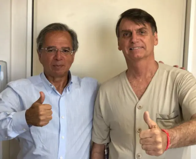 Paulo Guedes (esq.) com Jair Bolsonaro no hospital