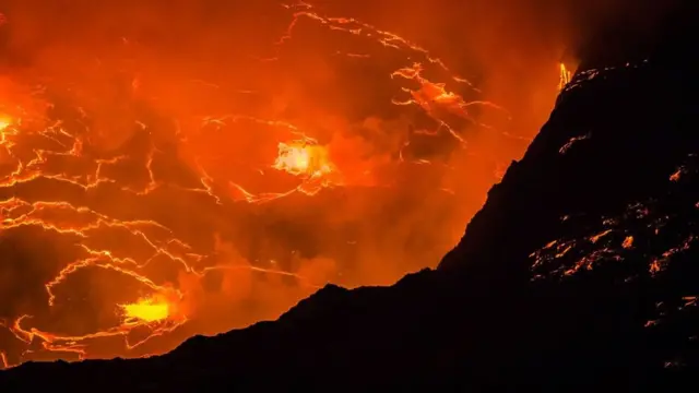 زيارة إلى "بحيرة النار" الأفريقية التي تبلغ حرارتها ألف درجة مئوية