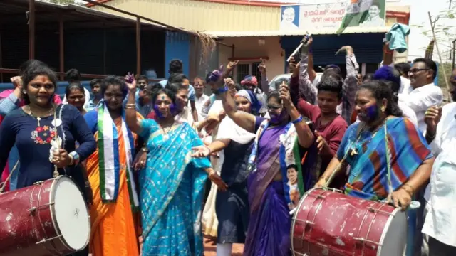 వైసీపీ అభిమానుల సంబరాలు