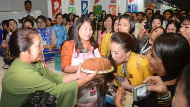 ကိတ်မုန့်ကိုမြည်းစမ်းကြည့်ကြ