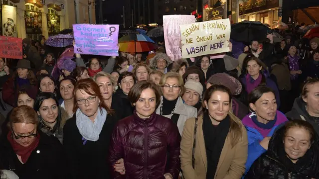Kaftancıoğlu, kadın haklarıyla ilgili bir eylem sırasında.