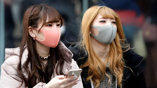 ผู้หญิงสวมหน้ากาก